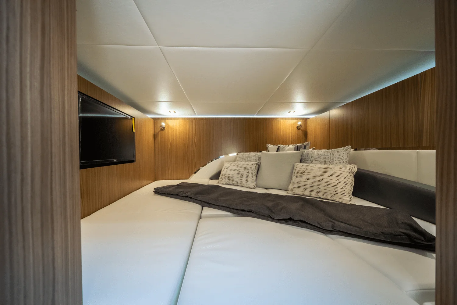 2025 Cruisers Yachts 50 GLS Outboard Image Thumbnail #46