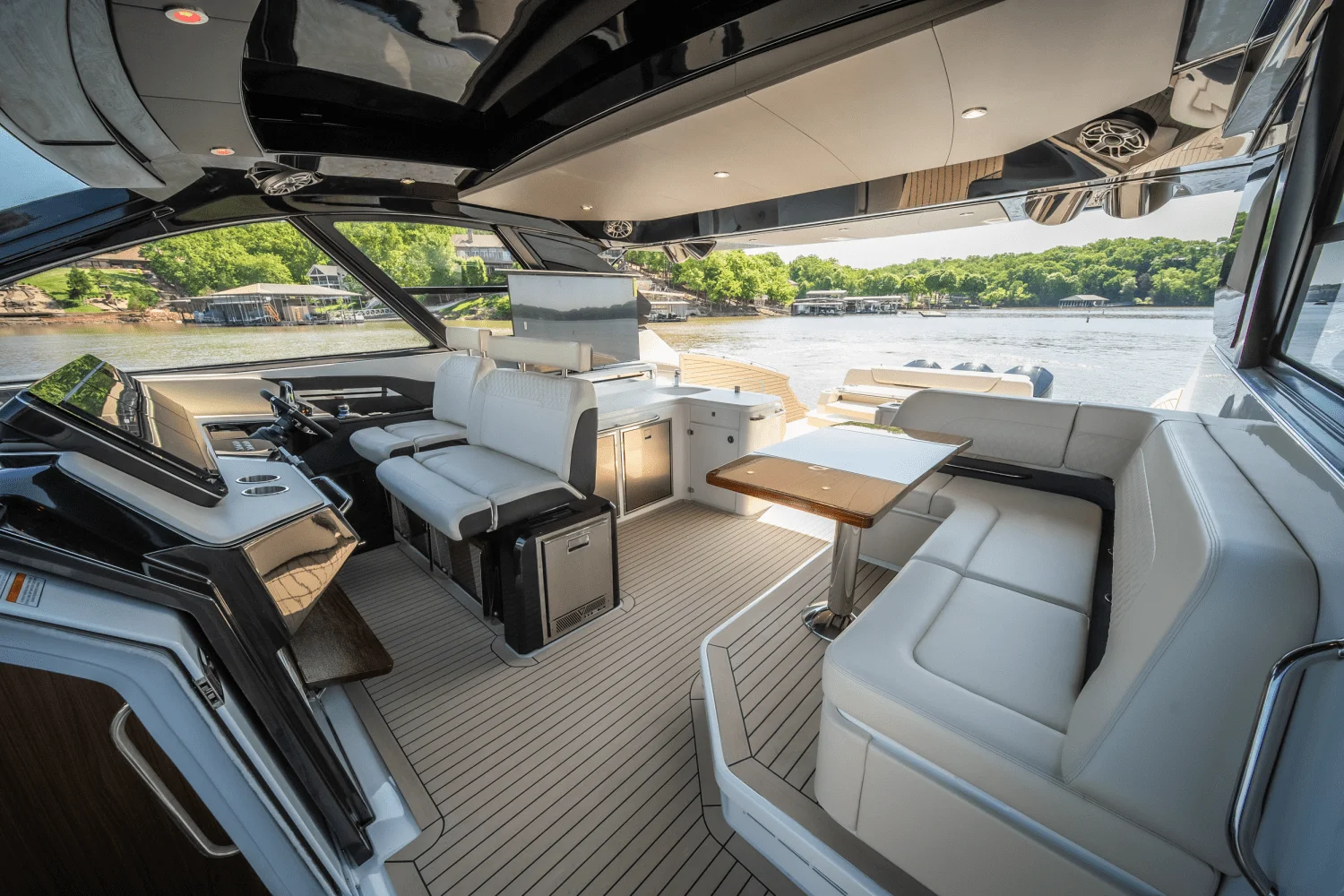 2025 Cruisers Yachts 50 GLS Outboard Image Thumbnail #16