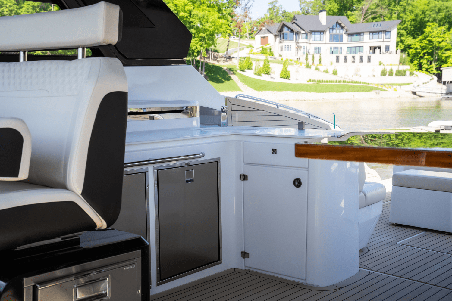 2025 Cruisers Yachts 50 GLS Outboard Image Thumbnail #23