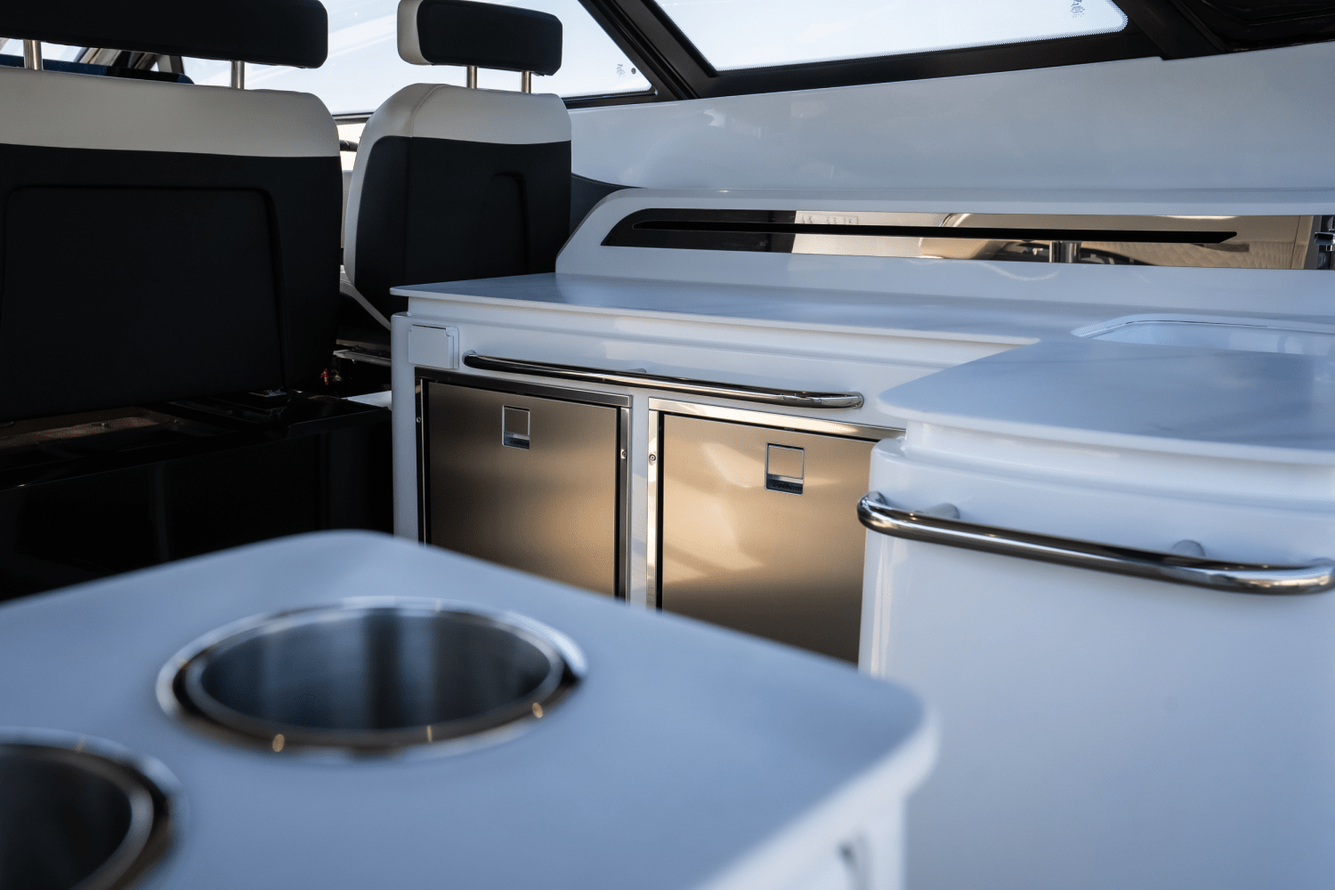 2025 Cruisers Yachts 50 GLS Outboard Image Thumbnail #24