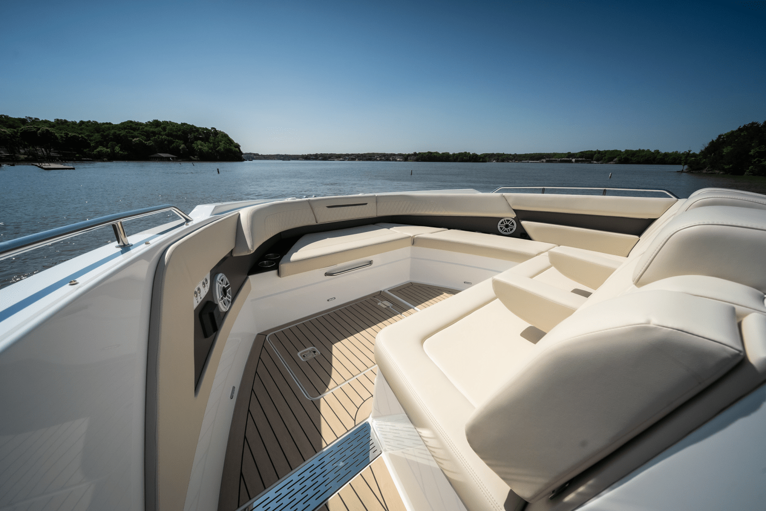 2025 Cruisers Yachts 50 GLS Outboard Image Thumbnail #40