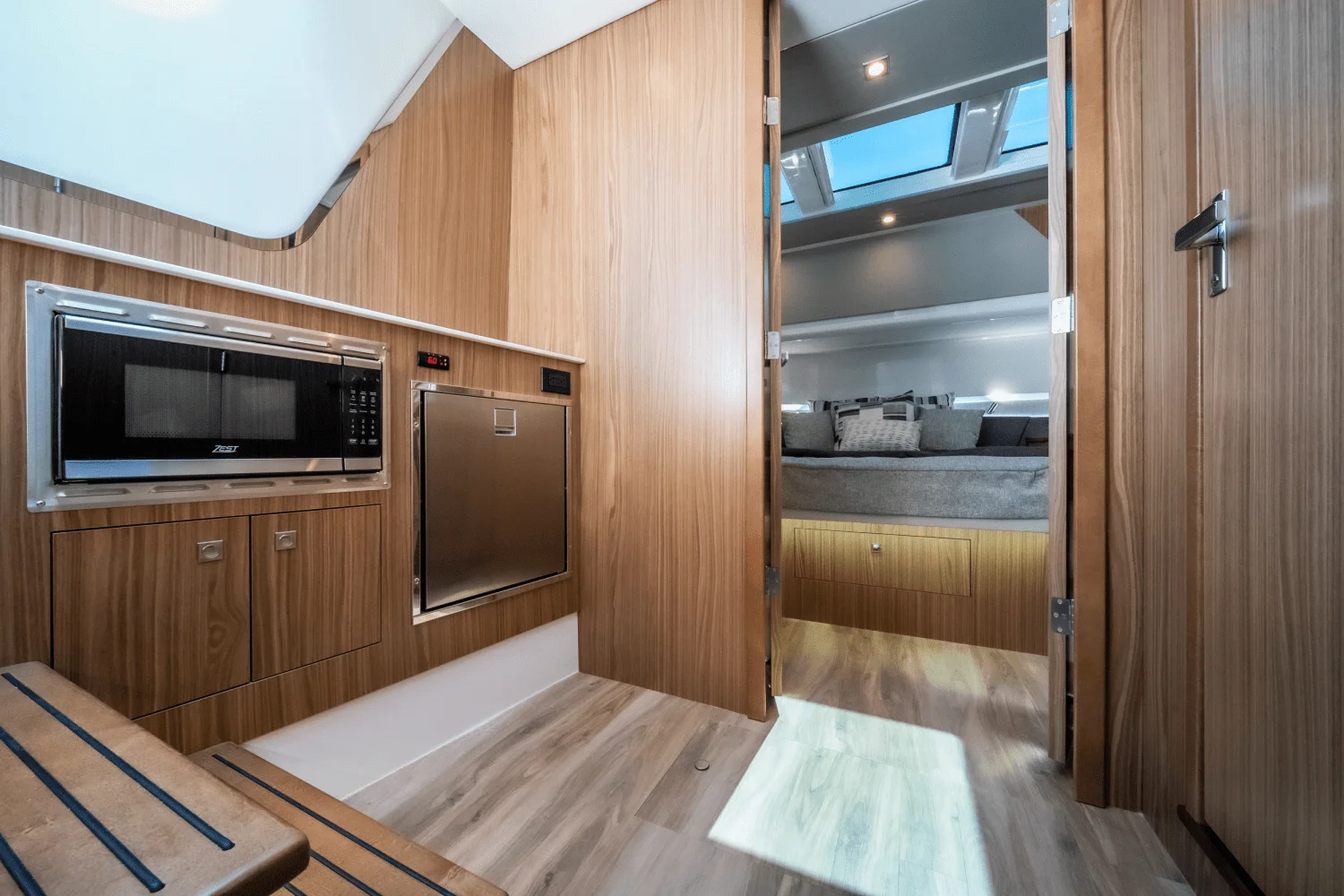 2025 Cruisers Yachts 50 GLS Outboard Image Thumbnail #49