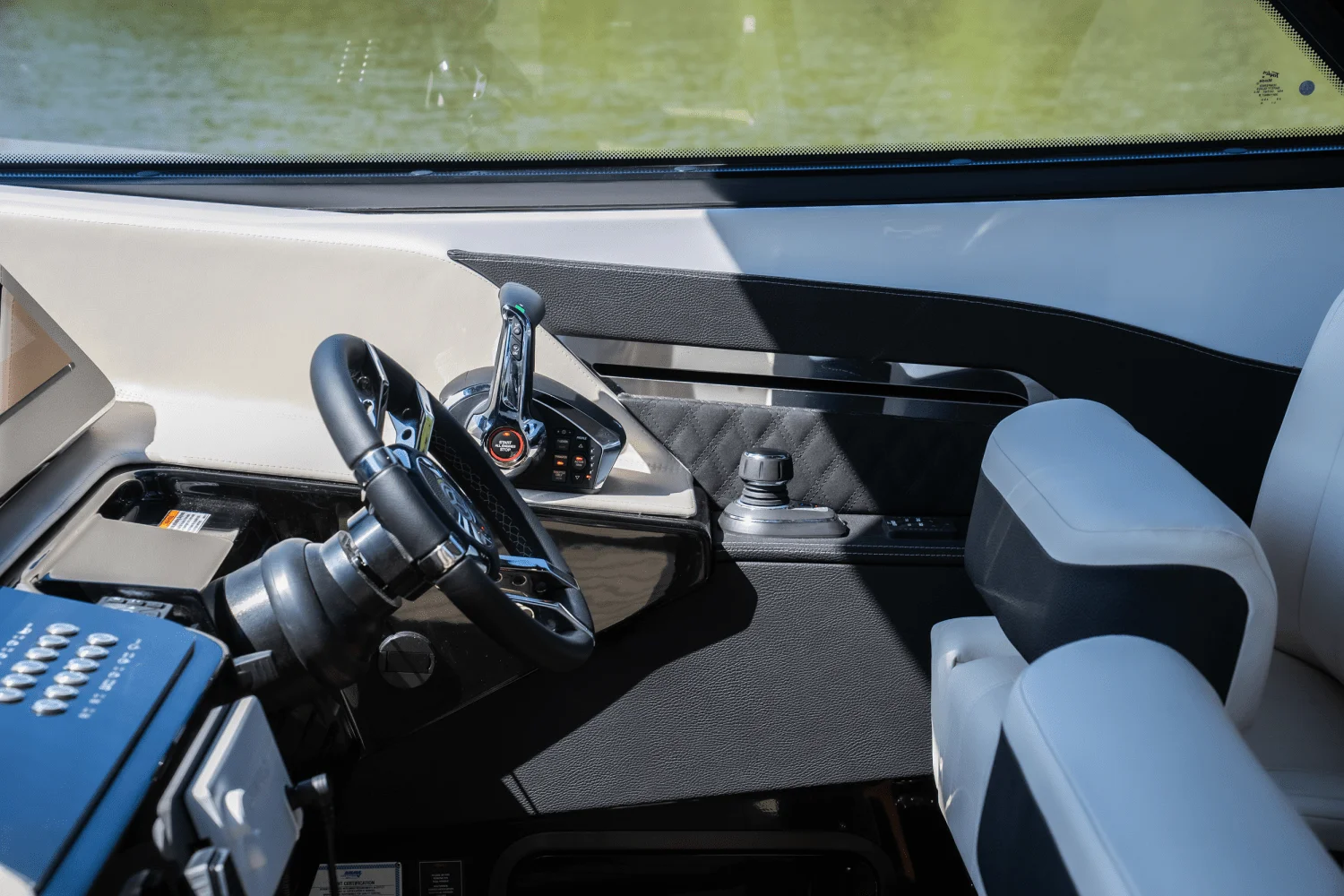 2025 Cruisers Yachts 50 GLS Outboard Image Thumbnail #30