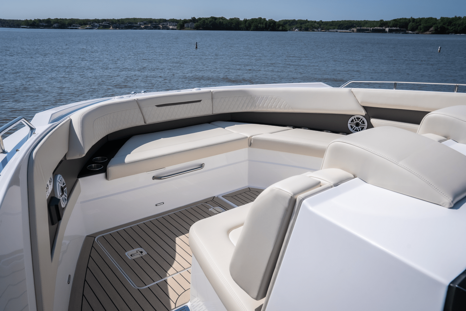 2025 Cruisers Yachts 50 GLS Outboard Image Thumbnail #36