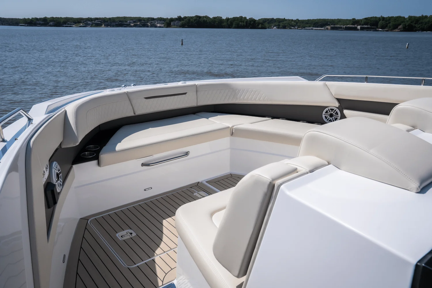 2025 Cruisers Yachts 50 GLS Outboard Image Thumbnail #36