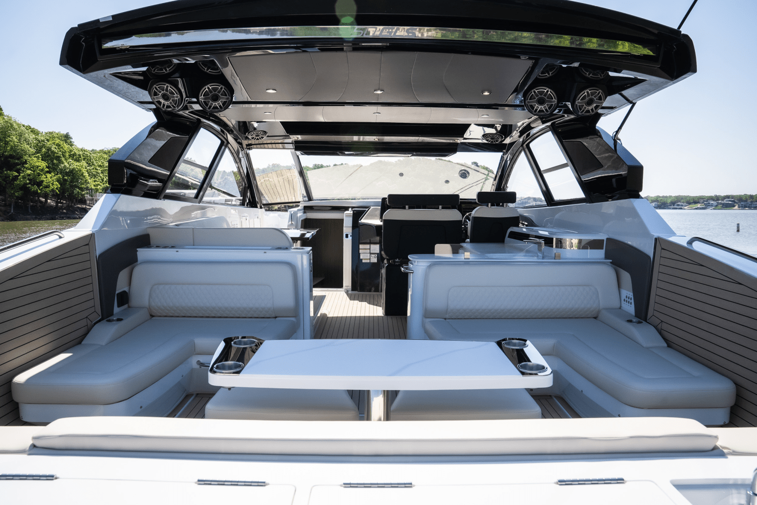 2025 Cruisers Yachts 50 GLS Outboard Image Thumbnail #18