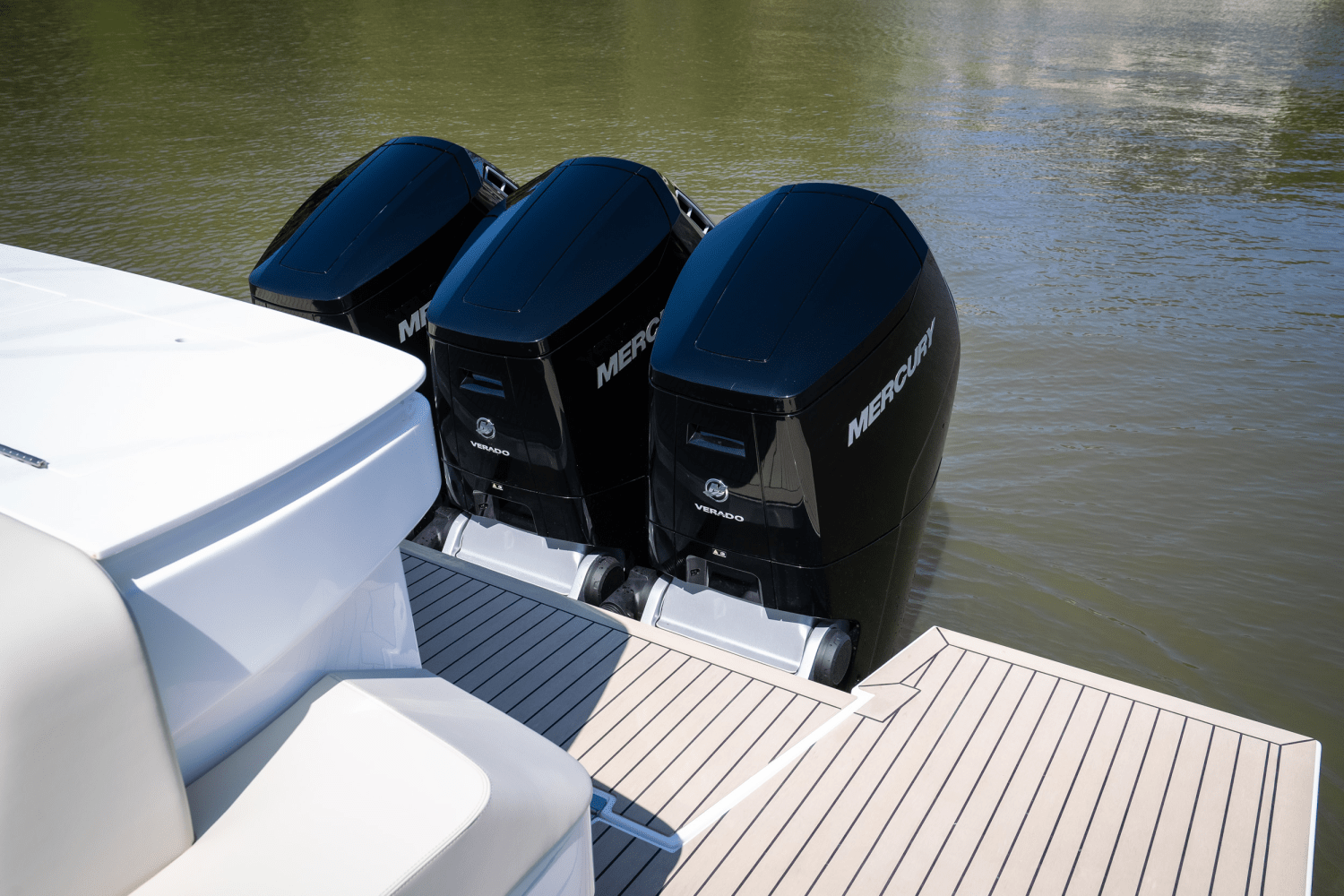 2025 Cruisers Yachts 50 GLS Outboard Image Thumbnail #11
