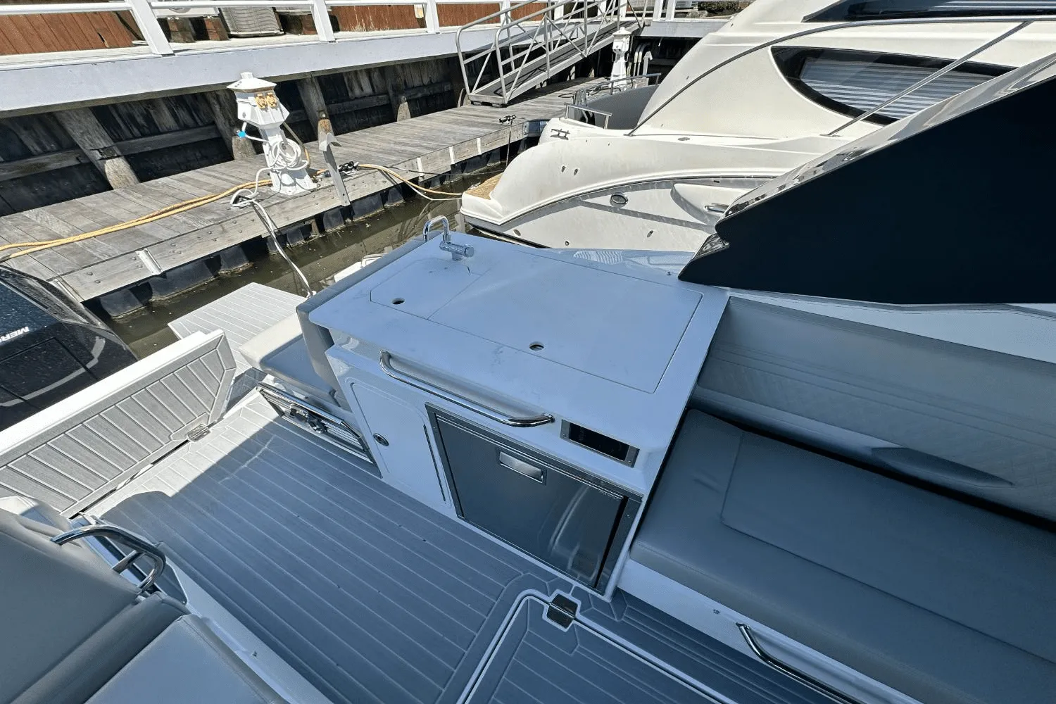 2025 Cruisers Yachts 34 GLS Outboard Image Thumbnail #23