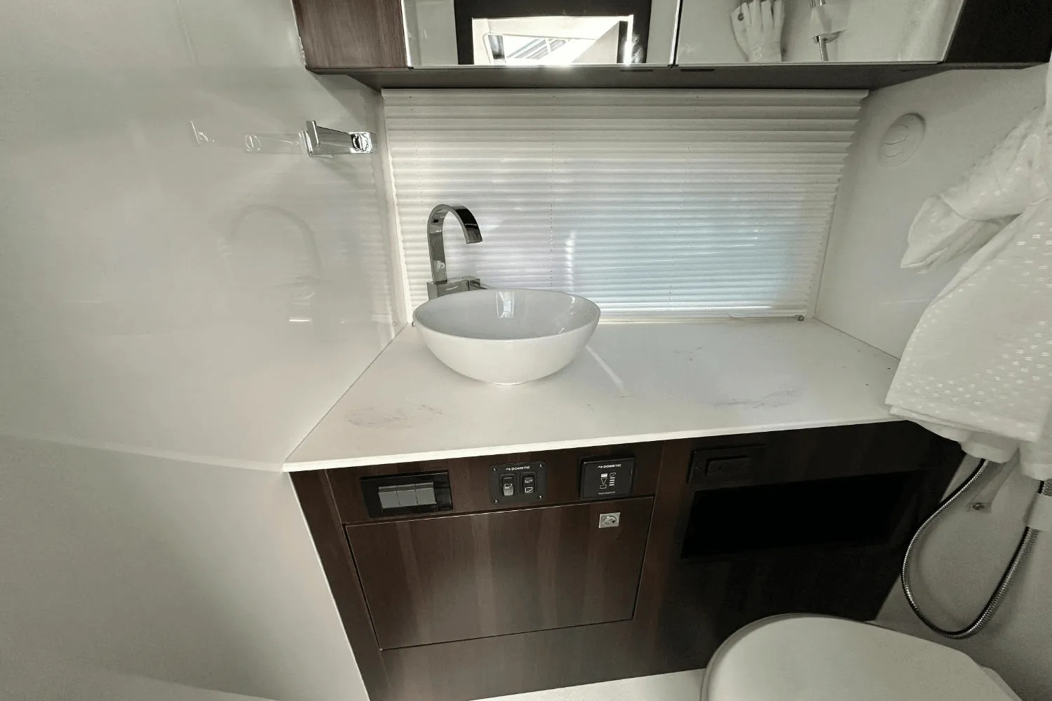 2025 Cruisers Yachts 34 GLS Outboard Image Thumbnail #40