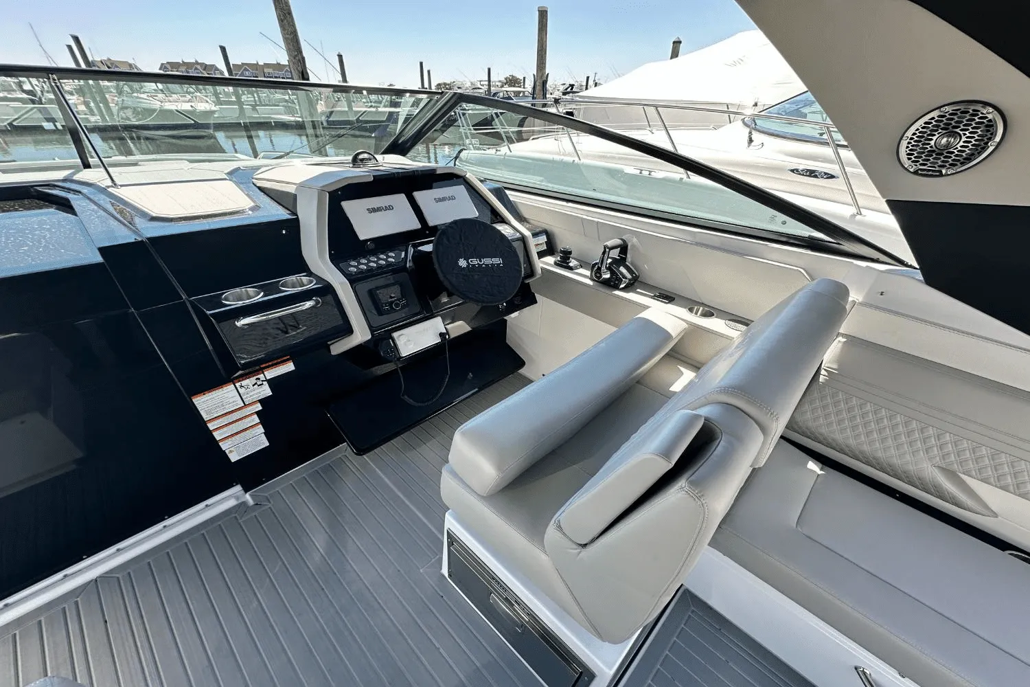 2025 Cruisers Yachts 34 GLS Outboard Image Thumbnail #26