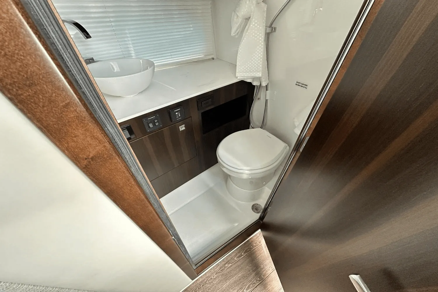 2025 Cruisers Yachts 34 GLS Outboard Image Thumbnail #39