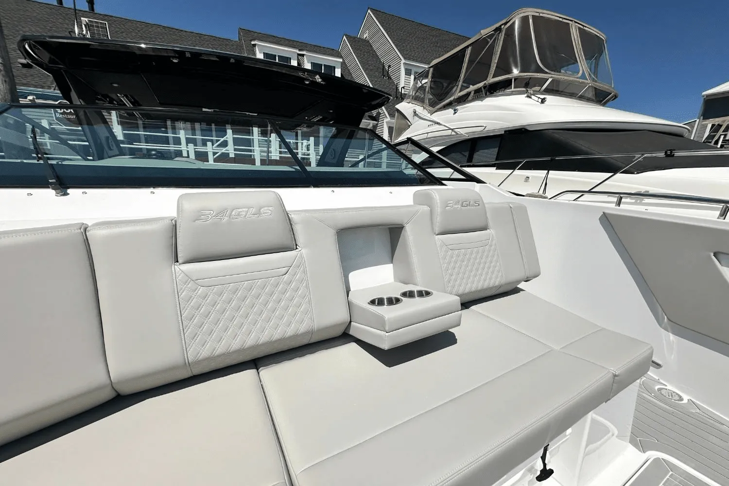2025 Cruisers Yachts 34 GLS Outboard Image Thumbnail #43