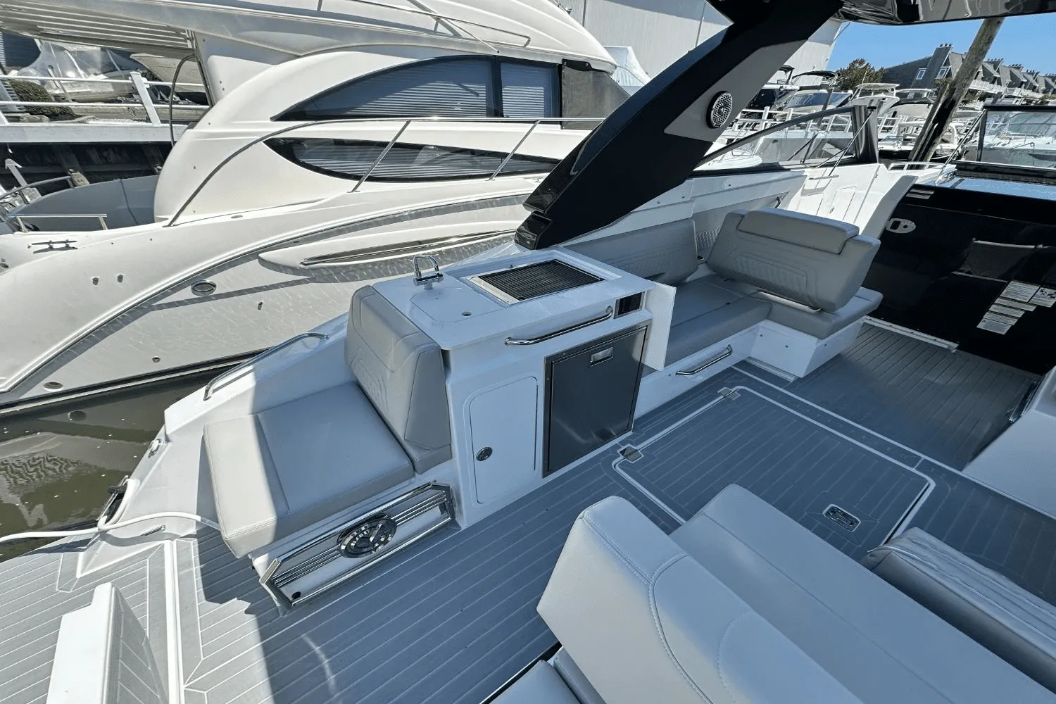 2025 Cruisers Yachts 34 GLS Outboard Image Thumbnail #22