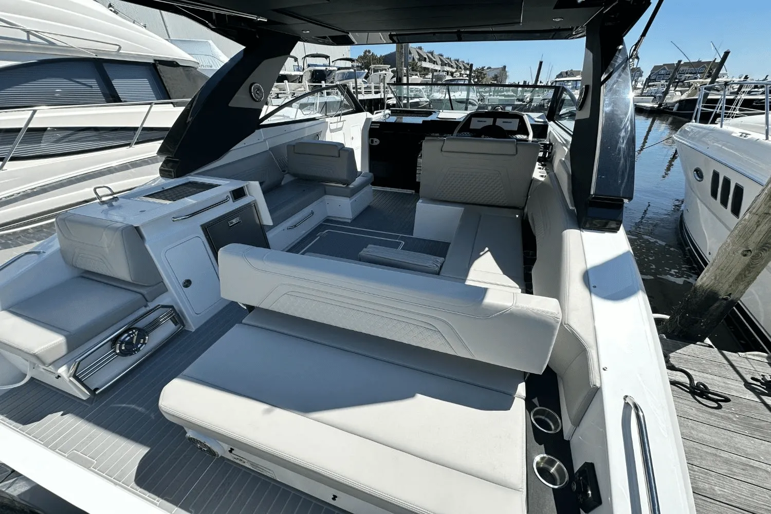2025 Cruisers Yachts 34 GLS Outboard Image Thumbnail #19