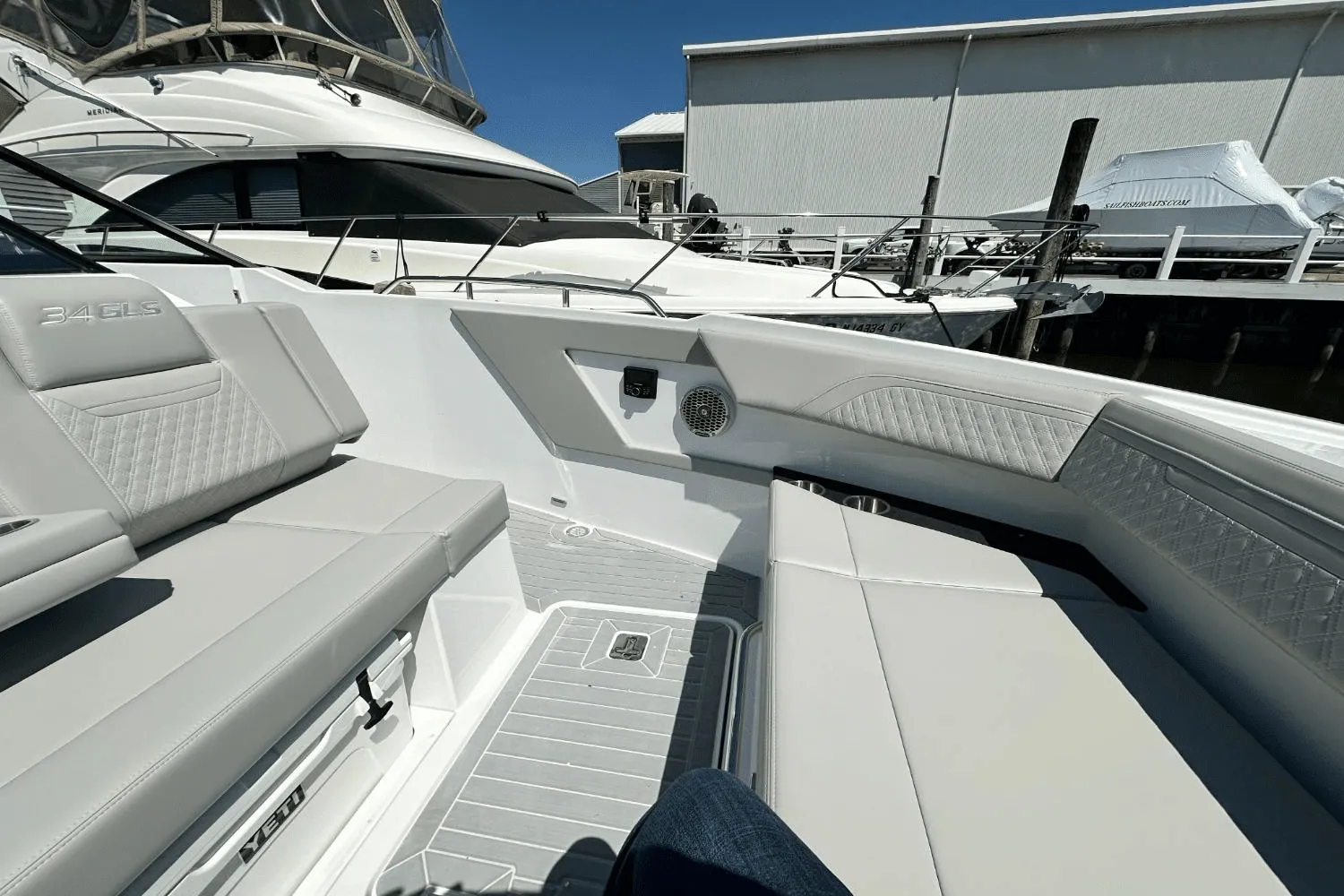 2025 Cruisers Yachts 34 GLS Outboard Image Thumbnail #44