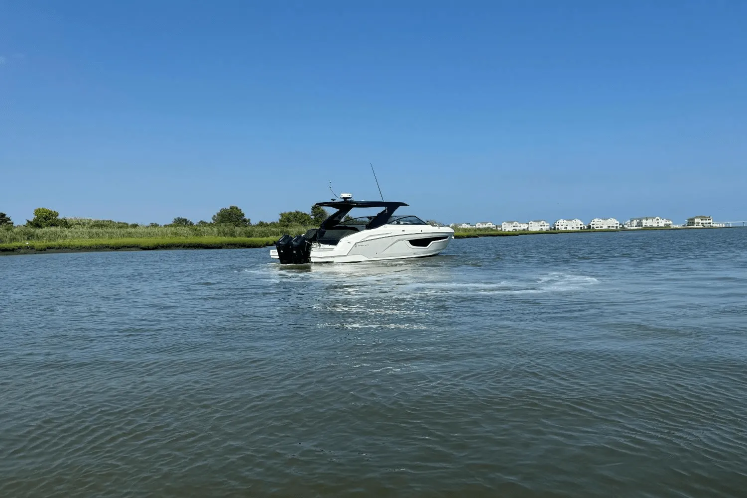 2025 Cruisers Yachts 34 GLS Outboard Image Thumbnail #12