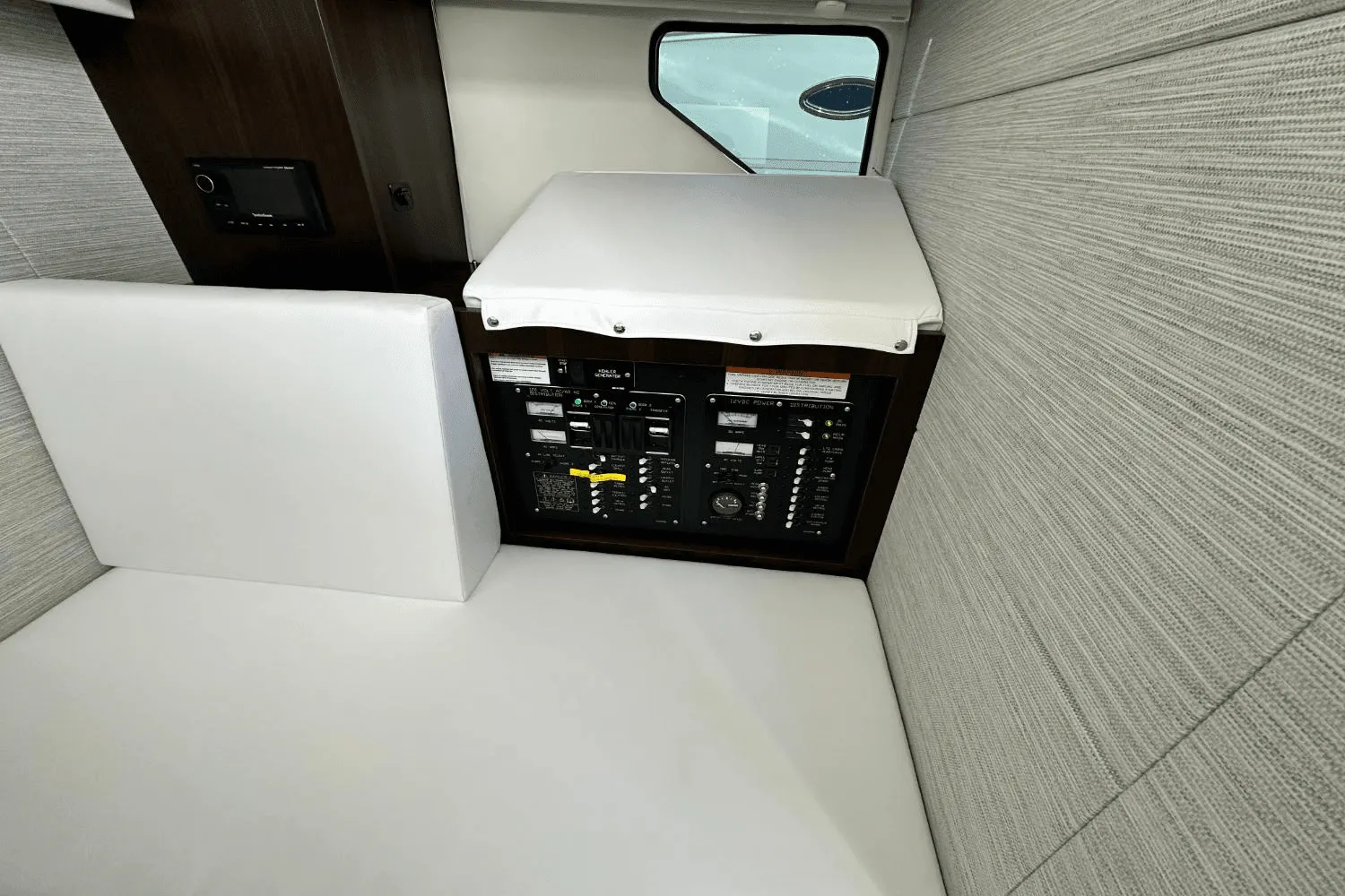 2025 Cruisers Yachts 34 GLS Outboard Image Thumbnail #38
