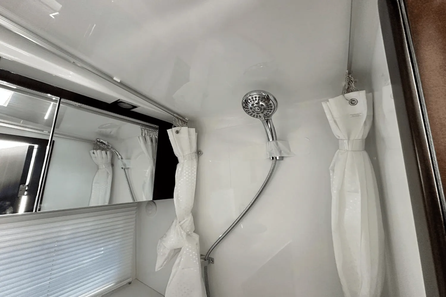 2025 Cruisers Yachts 34 GLS Outboard Image Thumbnail #41