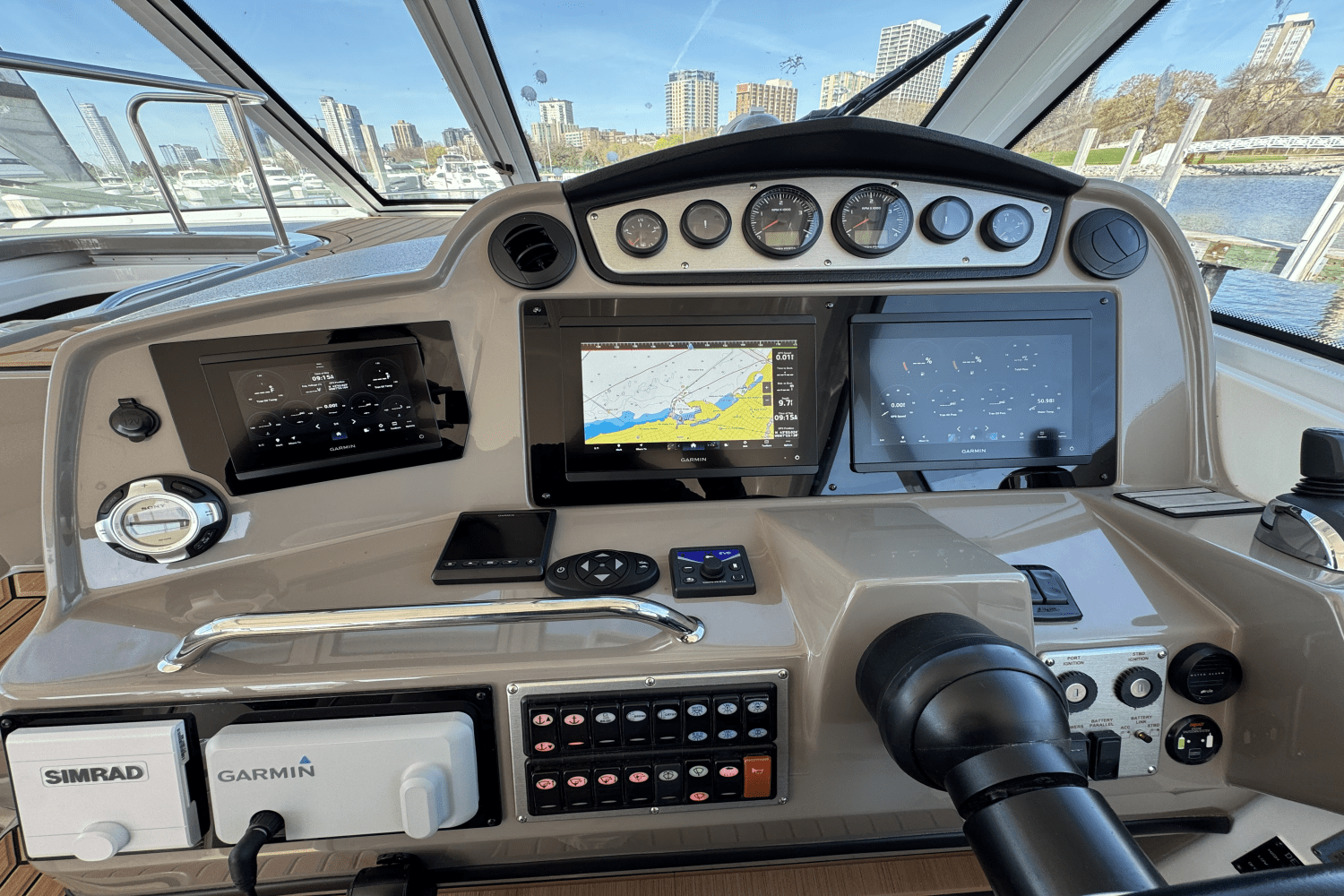 2009 Cruisers Yachts 43C Image Thumbnail #8