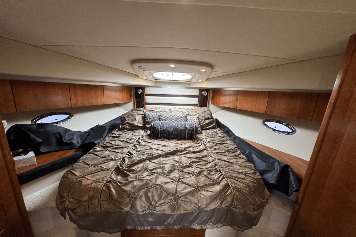 2009 Cruisers Yachts 43C Image Thumbnail #17