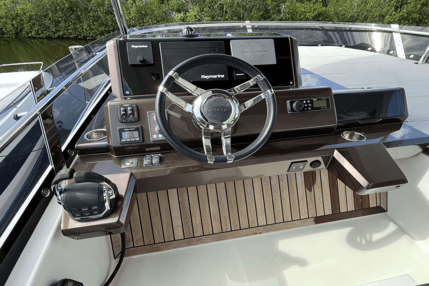 2020 Galeon
                                                             550 FLY Image Thumbnail #12