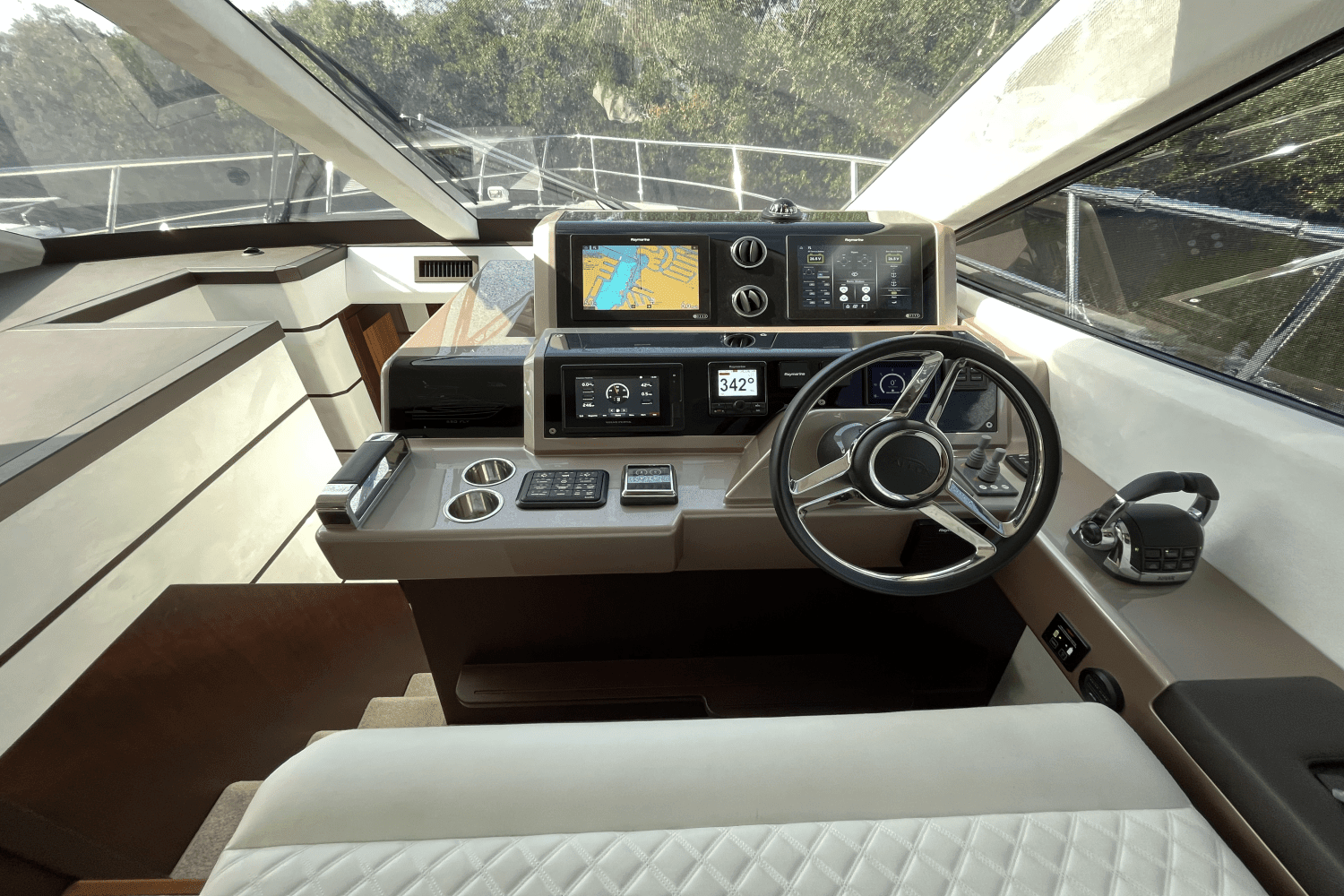 2020 Galeon
                                                             550 FLY Image Thumbnail #37