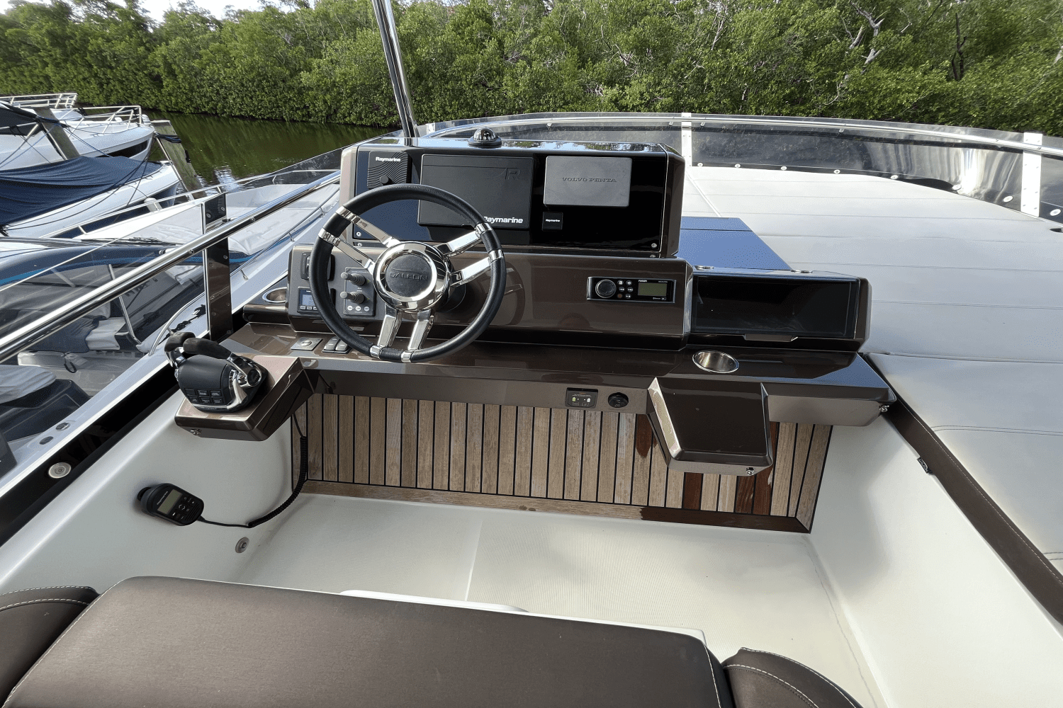 2020 Galeon
                                                             550 FLY Image Thumbnail #13