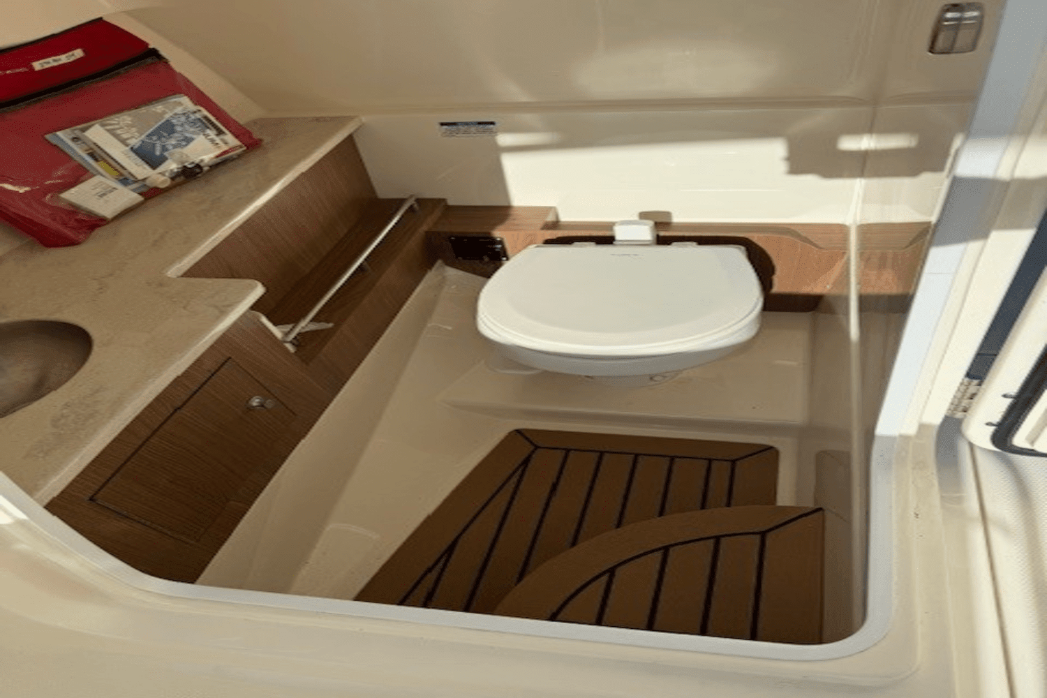 2018 Boston Whaler 270 VANTAGE Image Thumbnail #10