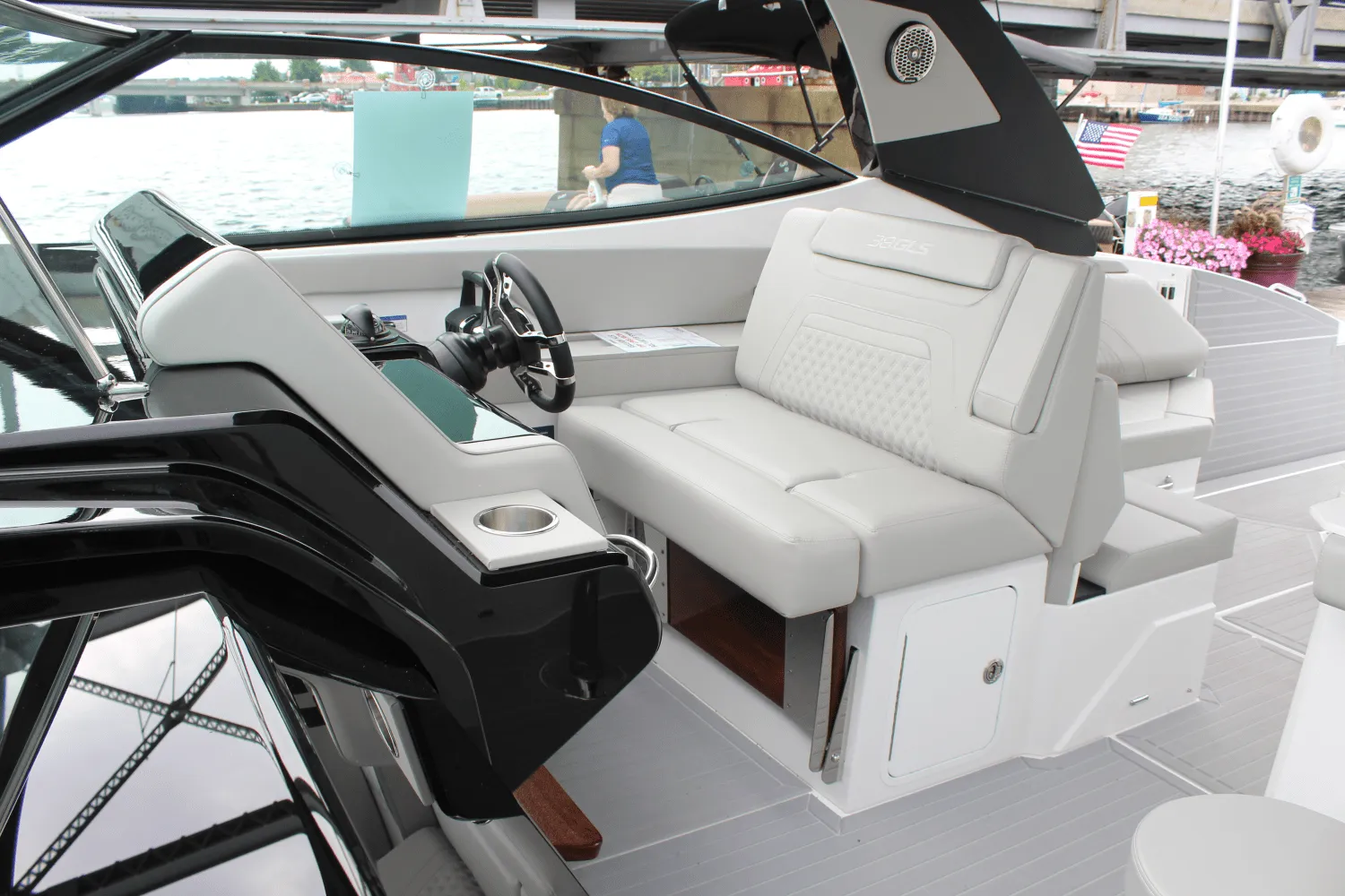 2025 Cruisers Yachts 38 GLS Outboard Image Thumbnail #11