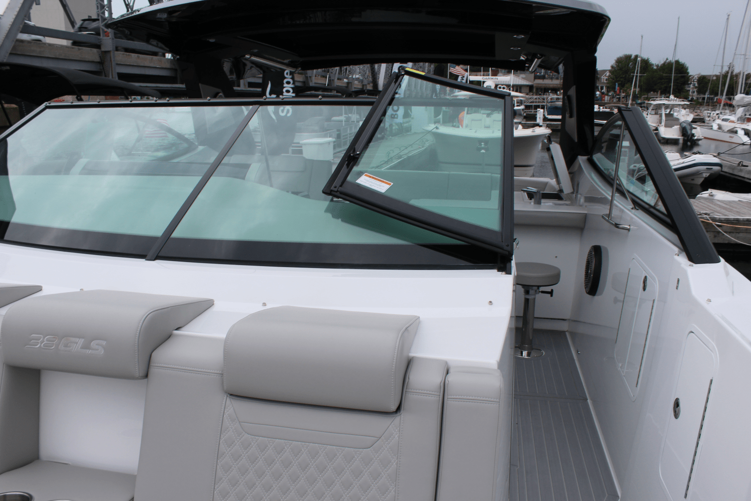 2025 Cruisers Yachts 38 GLS Outboard Image Thumbnail #16