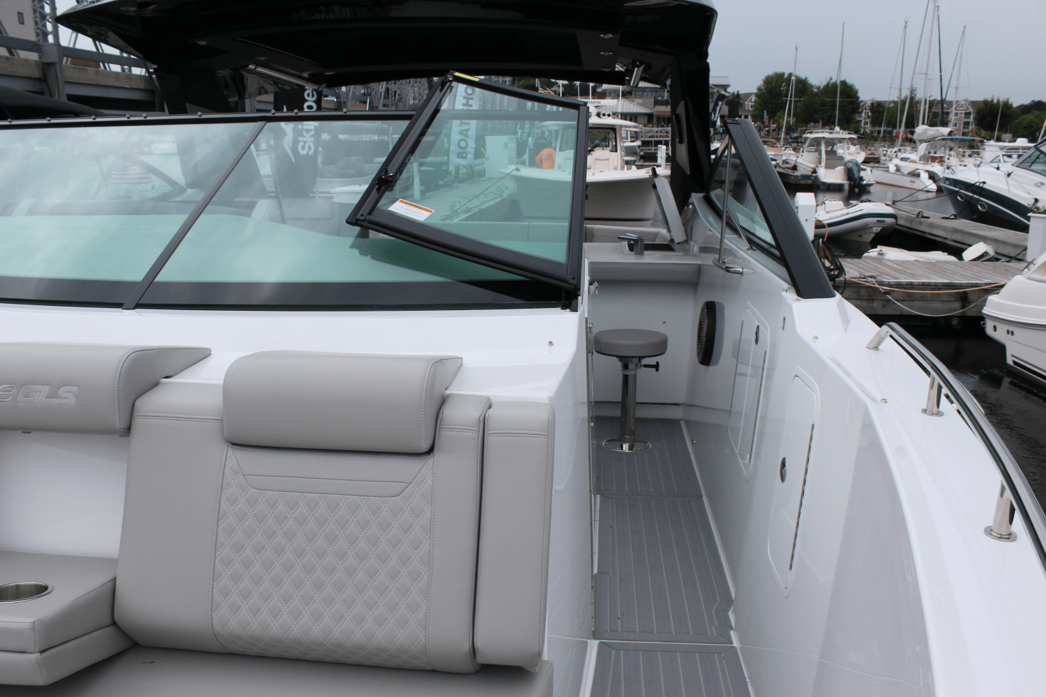 2025 Cruisers Yachts 38 GLS Outboard Image Thumbnail #17