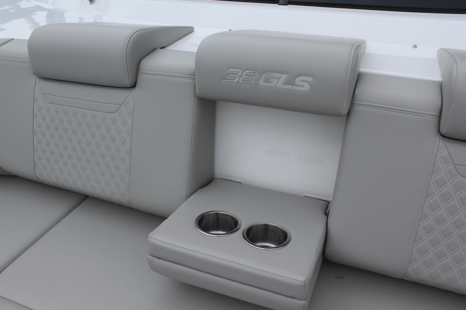 2025 Cruisers Yachts 38 GLS Outboard Image Thumbnail #18