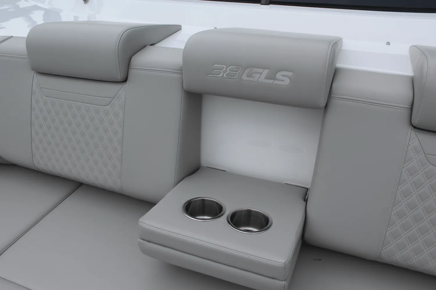 2025 Cruisers Yachts 38 GLS Outboard Image Thumbnail #18