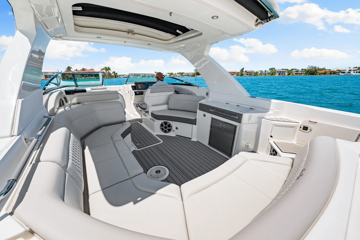 2026 Sea Ray SLX 350 Outboard Image Thumbnail #34