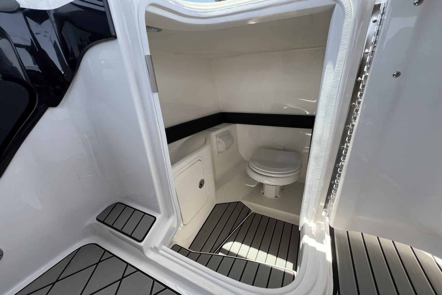2025 Sea Ray SLX 280 Image Thumbnail #17