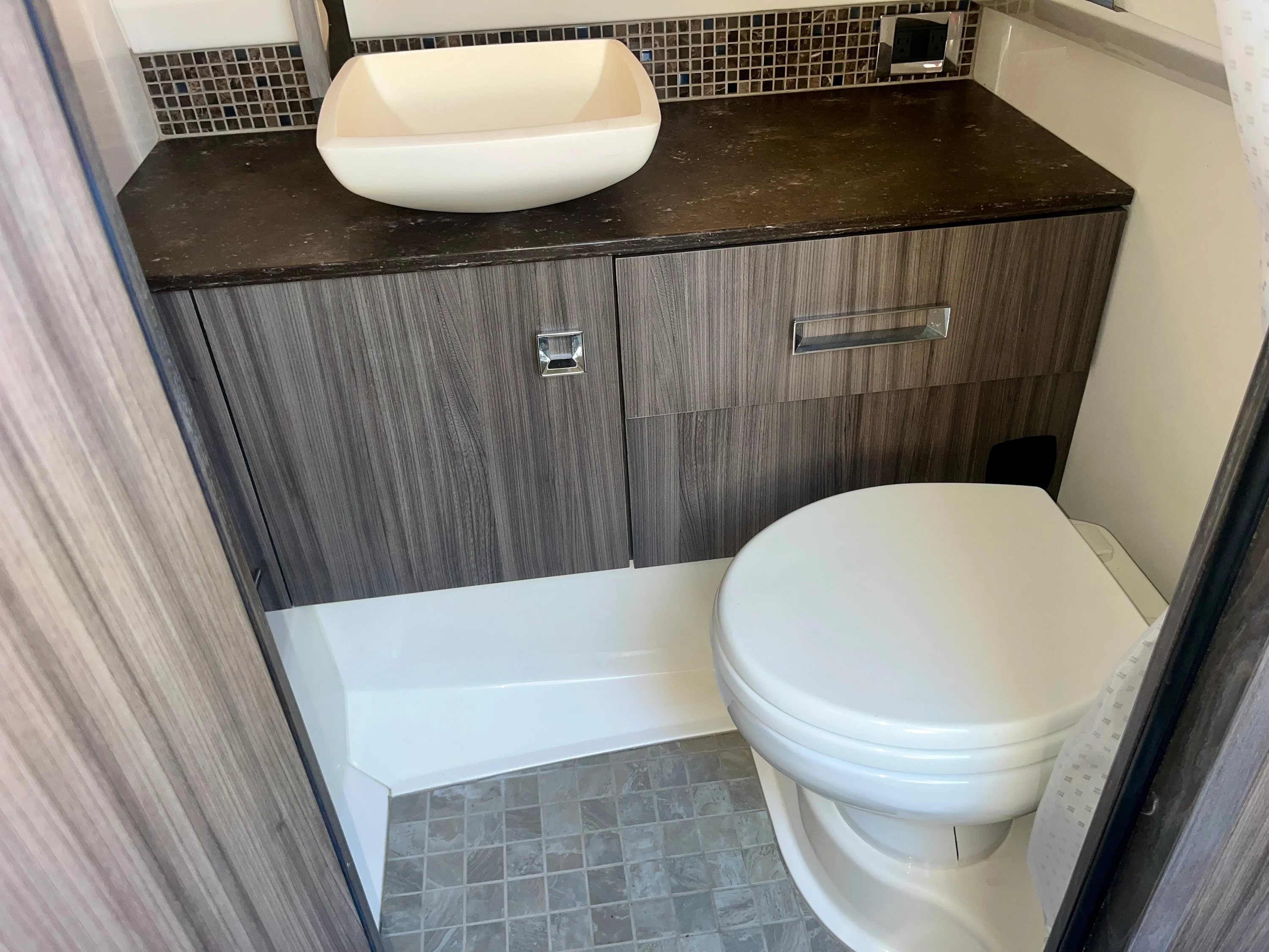 2019 Sea Ray 400 SLX Image Thumbnail #32
