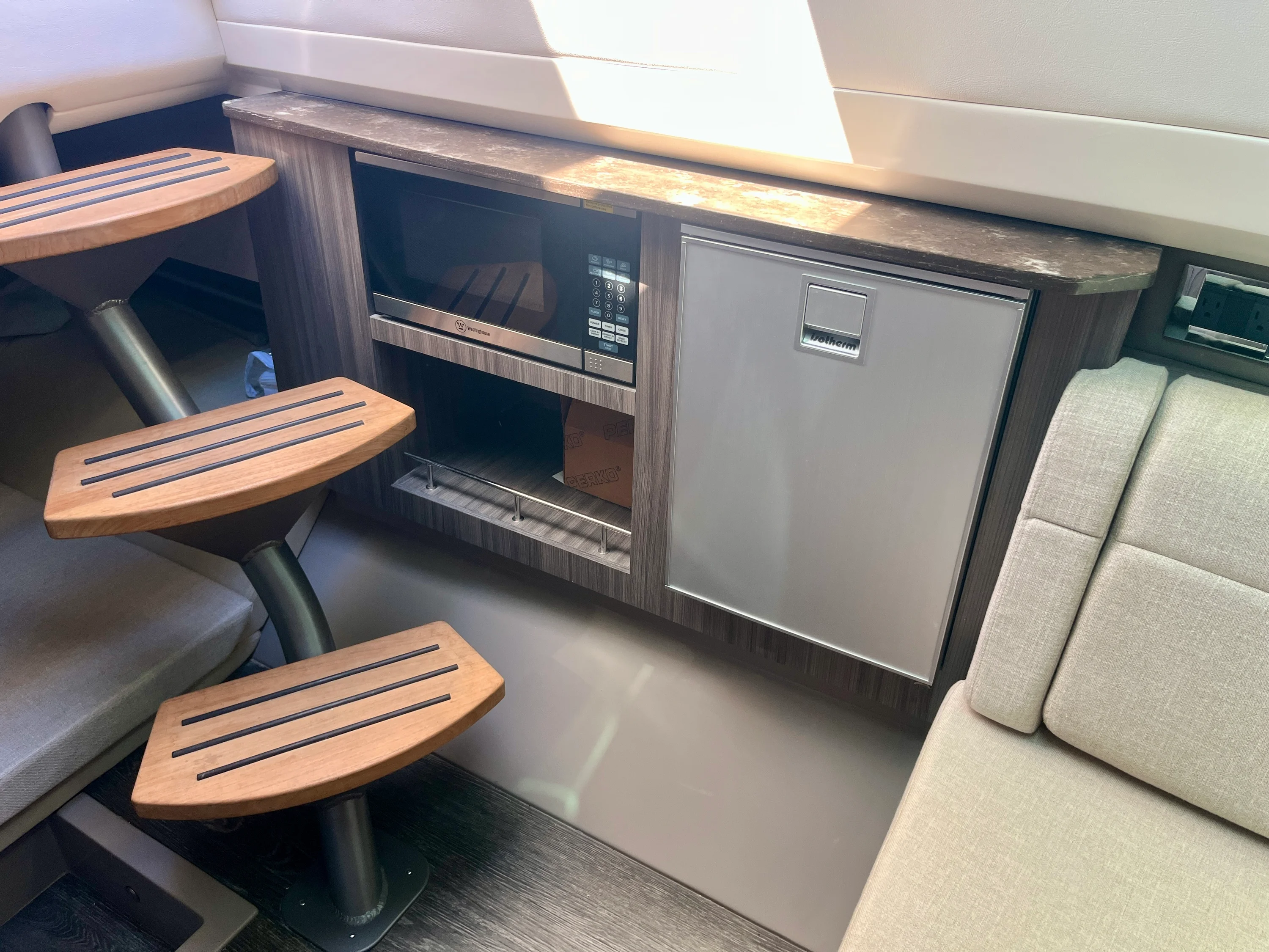 2019 Sea Ray 400 SLX Image Thumbnail #17