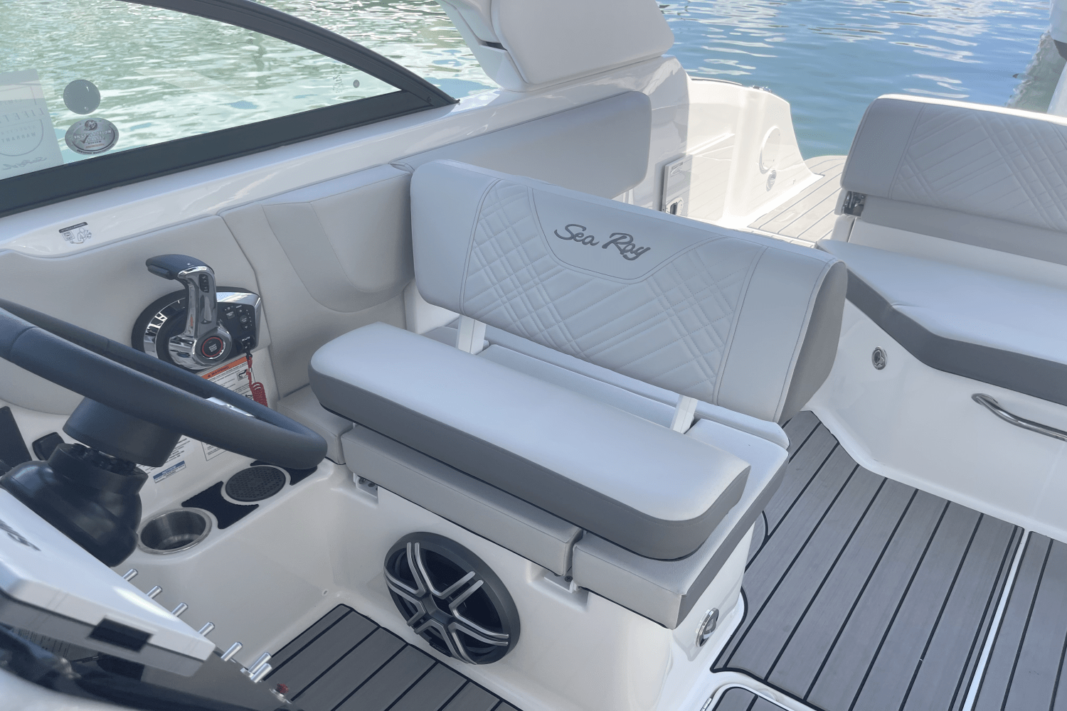 2026 Sea Ray SDX 230 Outboard Image Thumbnail #18