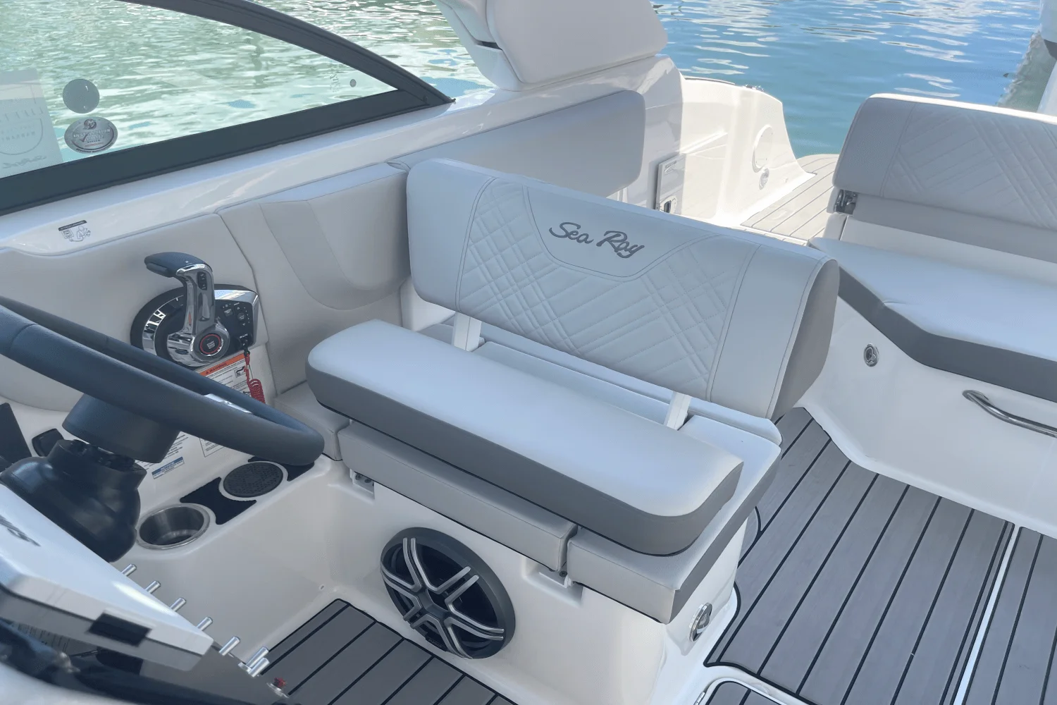 2026 Sea Ray SDX 230 Outboard Image Thumbnail #18