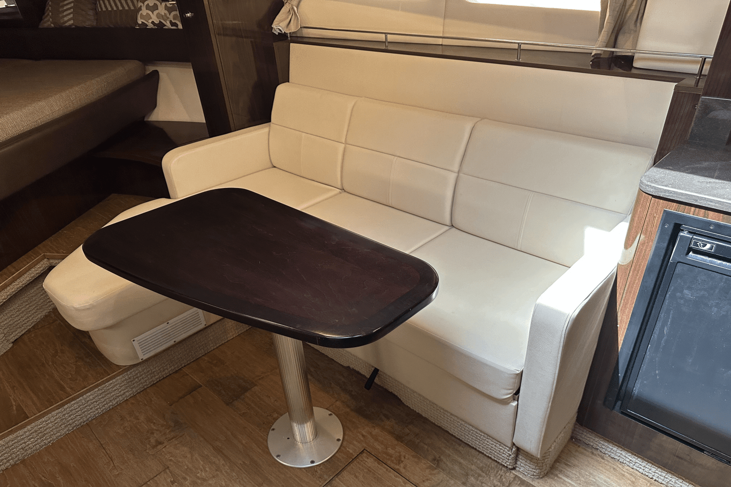 2020 Sea Ray 350 SUNDANCER COUPE Image Thumbnail #39