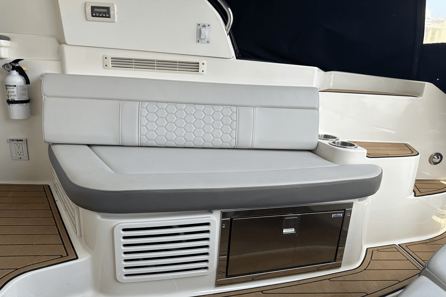2020 Sea Ray 350 SUNDANCER COUPE Image Thumbnail #13