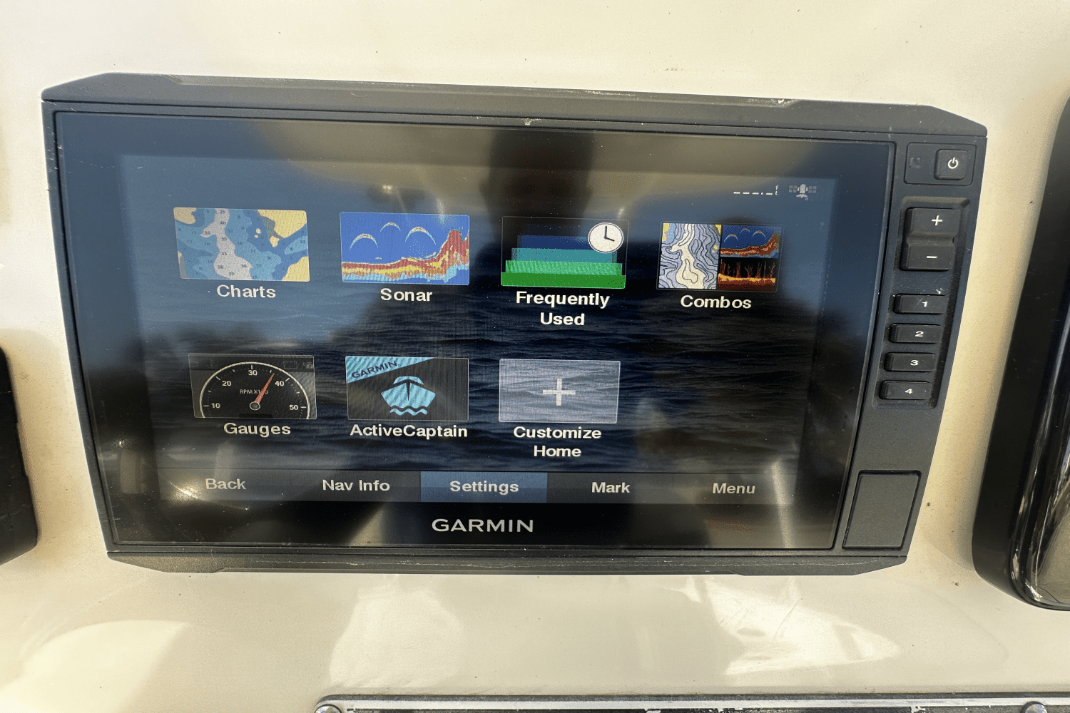 2018 Boston Whaler 210 DAUNTLESS Image Thumbnail #21