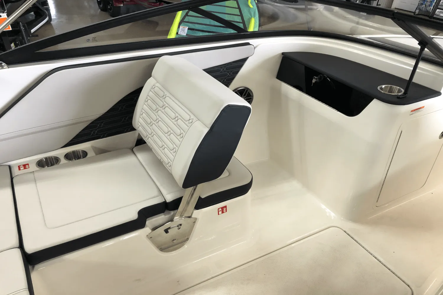 2025 Sea Ray SPX 190 Image Thumbnail #9