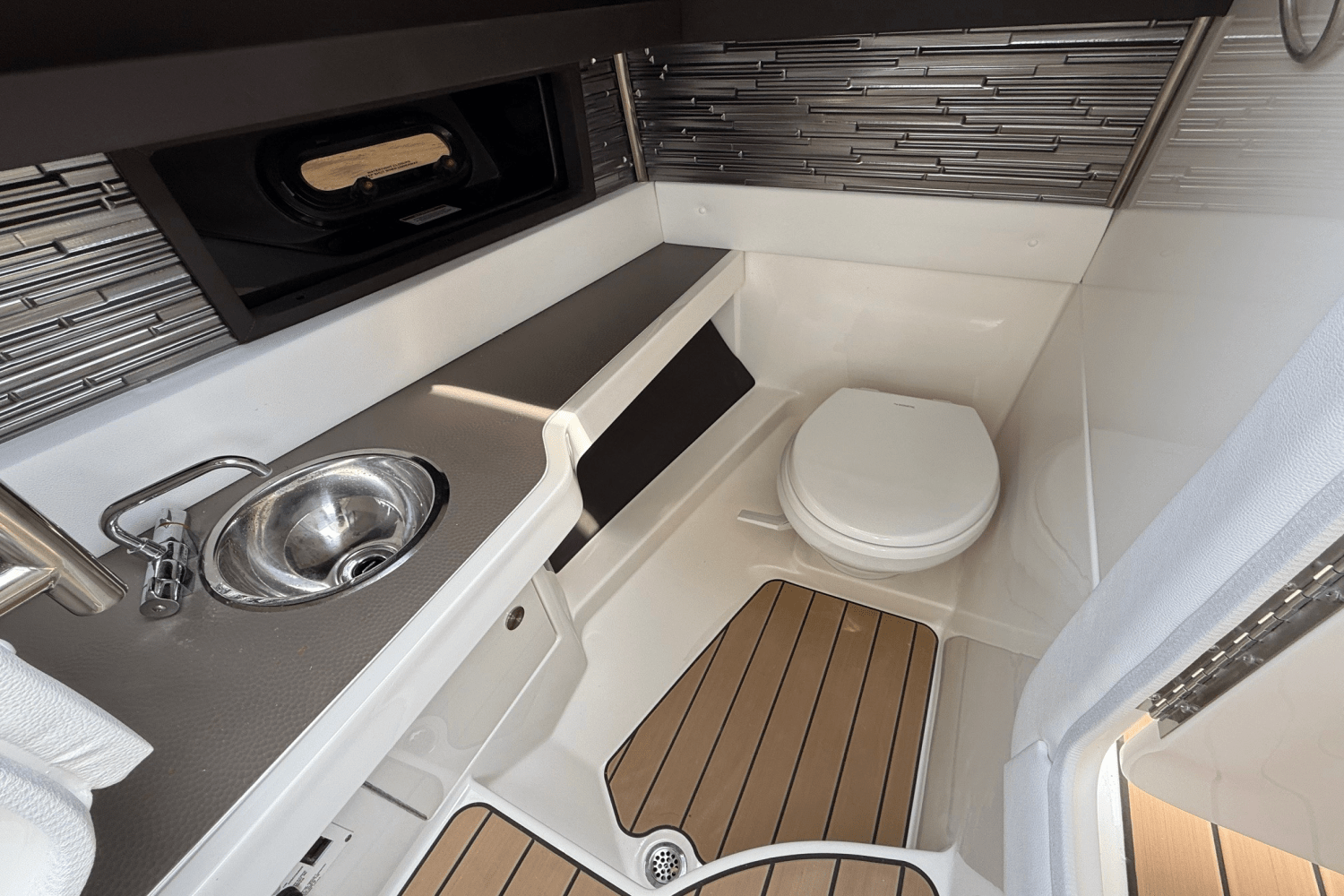 2025 Sea Ray SLX 310 Image Thumbnail #13