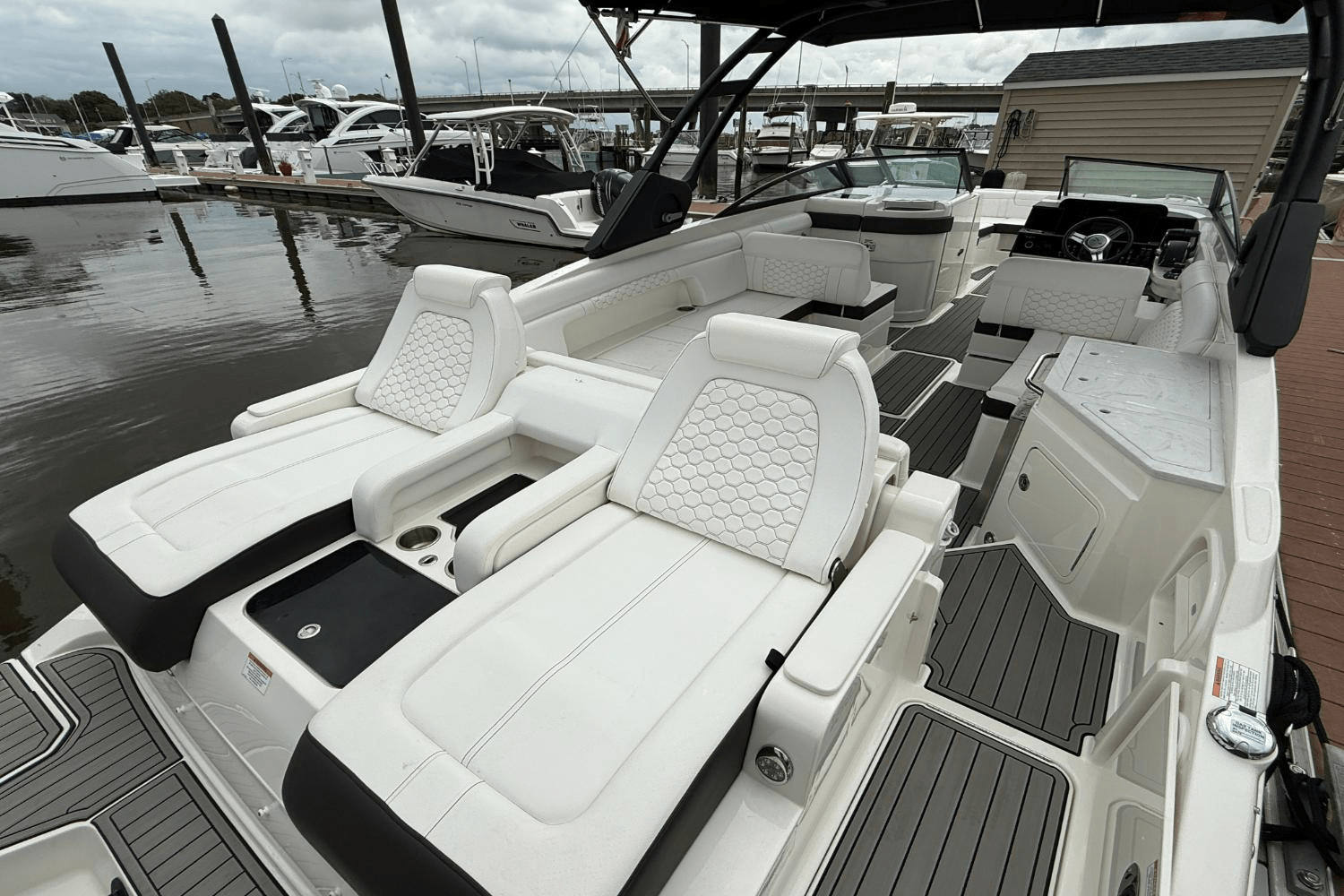 2024 Sea Ray 290 SDX OB Image Thumbnail #6