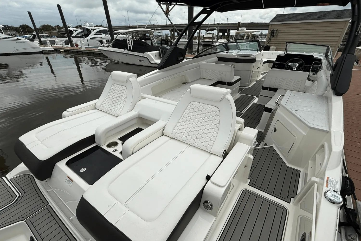 2024 Sea Ray 290 SDX OB Image Thumbnail #6