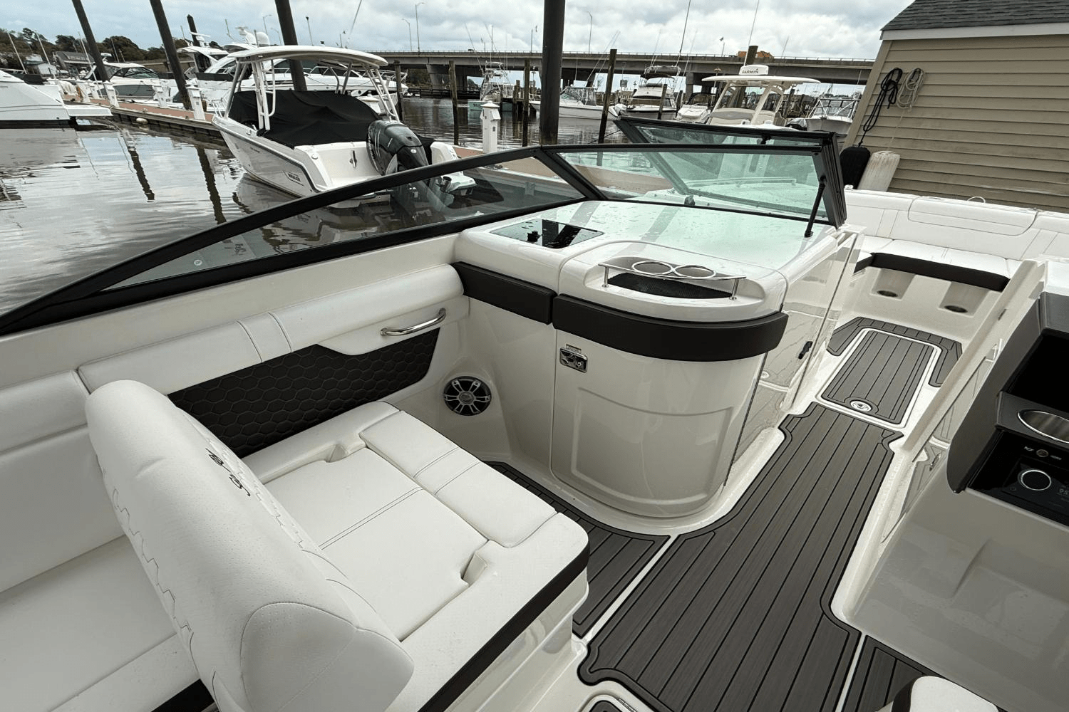 2024 Sea Ray 290 SDX OB Image Thumbnail #12