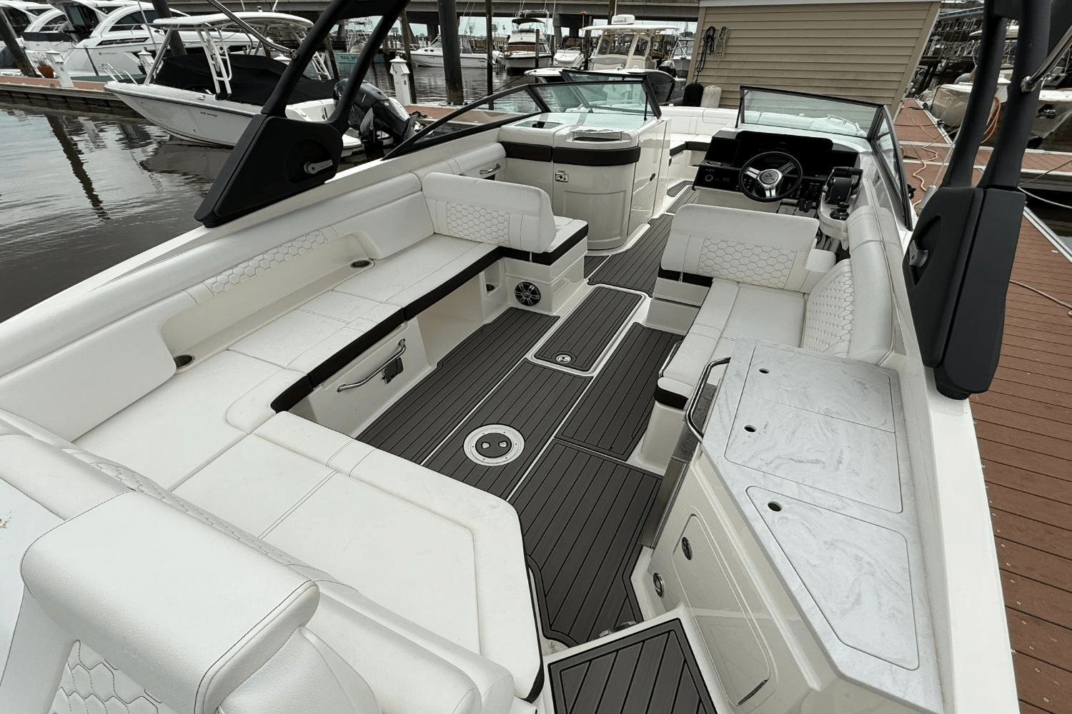 2024 Sea Ray 290 SDX OB Image Thumbnail #7