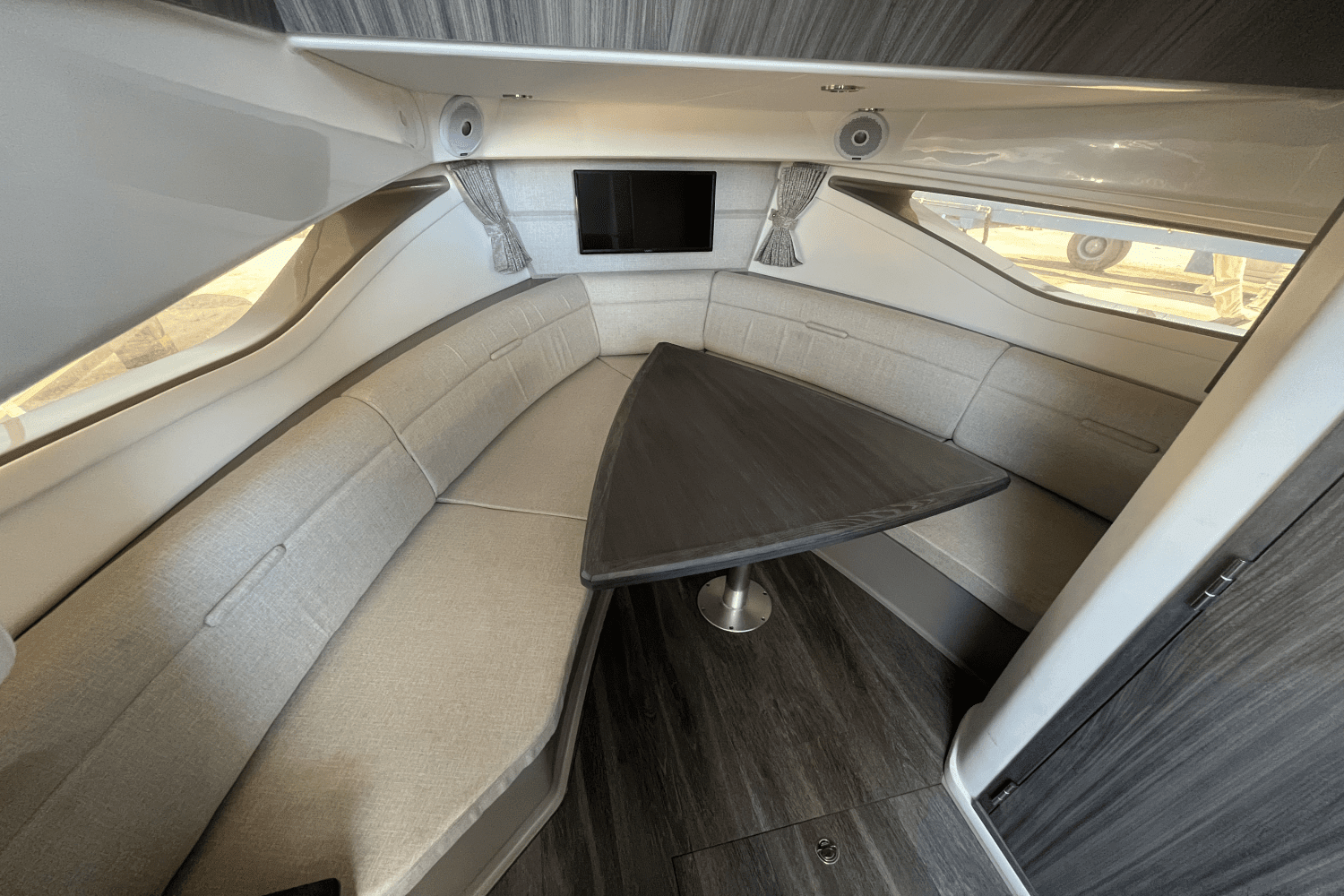 2021 Sea Ray Sundancer 320 Image Thumbnail #11