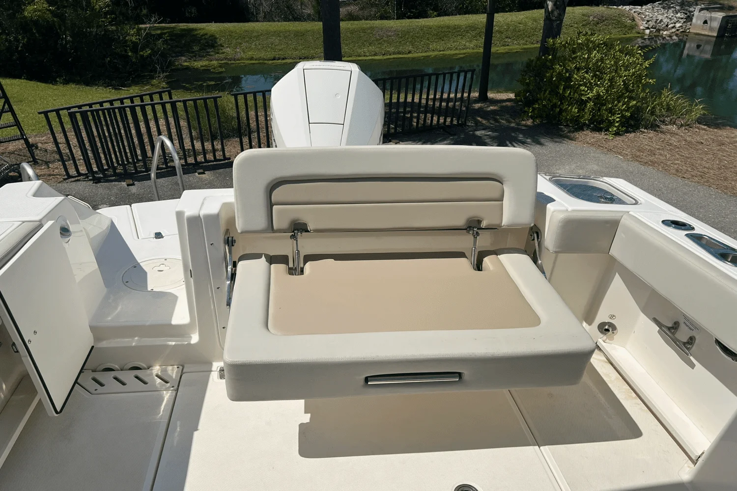 2022 Boston Whaler 240 VANTAGE Image Thumbnail #4